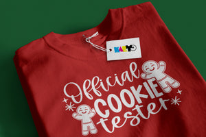 Crvena majica s natpisom 'Official COOKIE Tester' i veselim keksićima, Kaeto brend etiketa.