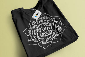 Crna majica s bijelim "dream" natpisom i mandala uzorkom, oznaka Kaeto na etiketi.
