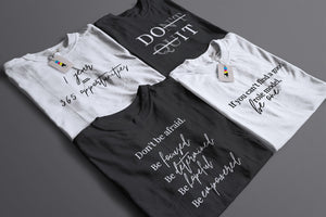 Raznolika kolekcija Kaeto majica s motivacijskim citatima i elegantnim tipografijama, uključujući logo.