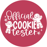 "Official Cookie Tester" - crveni krug s bijelim natpisom i likovima medenjaka.