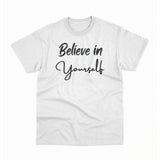 Bijela majica s natpisom "Believe in yourself" u crnom pisanom fontu, koji prenosi poruku samopouzdanja.