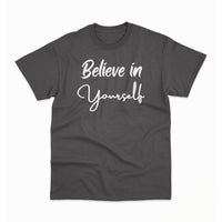 Crna majica s natpisom "Believe in yourself" u bijelom pisanom fontu, ističući motivacijsku poruku.