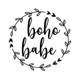 "Boho babe" - stilizirani natpis unutar vijenca od grančica, koji odražava boemski duh.