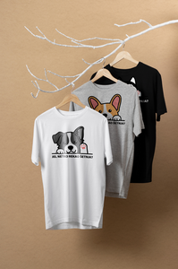 Tri majice na vješalicama s ilustracijama pasa i smiješnim natpisima, u različitim bojama za ljubitelje pasa.