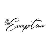 "Be the Exception" - inspirativni natpis u elegantnom pisanom fontu, minimalistički dizajn.