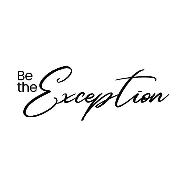 "Be the Exception" - inspirativni natpis u elegantnom pisanom fontu, minimalistički dizajn.