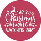 "This is my Christmas movie watching shirt" - crveni krug s bijelim natpisom i božićnim motivima.