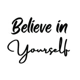 "Believe in Yourself" - poticajna poruka u fluidnom rukopisnom stilu, naglašava samopouzdanje.