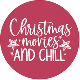 "Christmas movies and chill" - crveni krug s bijelim natpisom i zvjezdicama.