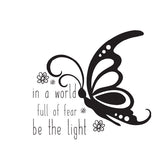 "In a world full of fear, be the light" - inspirativni citat s likom leptira, crno-bijeli dizajn.