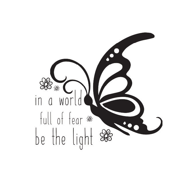 "In a world full of fear, be the light" - inspirativni citat s likom leptira, crno-bijeli dizajn.